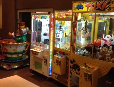 Ρόδος: 6χρονη τρυπώνει σε μηχάνημα με κουκλάκια για να πάρει αρκούδο (βίντεο)